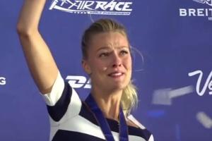 Miriam Höller nimmt den Preis für Hannes Arch entgegen