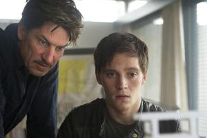 "Hirngespinster": Simon (Jonas Nay, r.) hat mit den Launen seines schizophrenen Vaters (Tobias Moretti) zu kämpfen