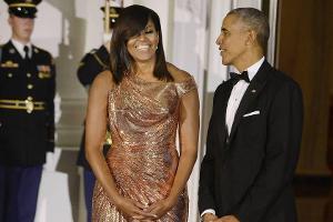 Mit diesem Versace-Kleid in Roségold begeisterte Michelle Obama nicht nur ihren Mann Barack Obama