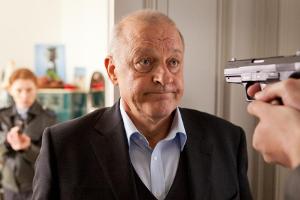 "Wilsberg: Treuetest": Wilsberg (Leonard Lansink) dringt in eine fremde Wohnung ein und wird festgenommen