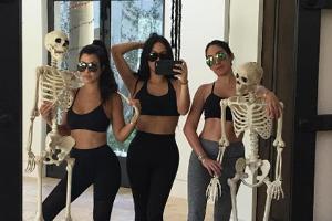 Kourtney Kardashian (links) hat knochige Freunde gefunden