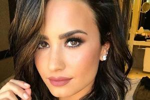 Mit braunen Haaren fühlt sich Demi Lovato sichtlich wohl