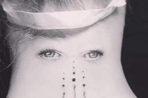 Dieses Tattoo ziert offenbar den Nacken eines berühmten Models