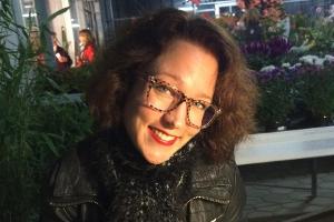 Autorin Eva Bader präsentierte in der Gärtnerei Dischinger in Germering ihren neuen Krimi "Todeströpfchen"