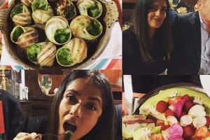 Die Schauspielerin Salma Hayek lässt es sich in einem  Restaurant in Paris gutgehen