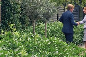 Handshake im Grünen: Willem-Alexander und Kate am Dienstagmittag vor Villa Eikenhorst