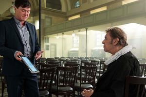 "Der Hafenpastor und das Blaue vom Himmel": Bodo Schüler (Uwe Bohm, l.) verlangt von Pastor Book (Jan Fedder), die Hochzeit ...