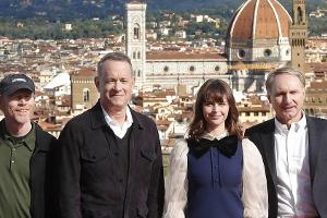 Tom Hanks (l.) , Ron Howard, Felicity Jones und Dan Brown in Florenz