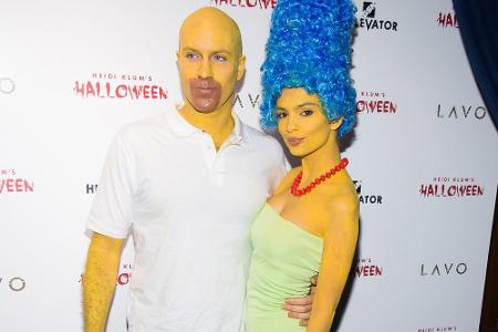 Model Emily Ratajkowski (24) und ihre Begleitung setzten auf ein abgestimmtes Kostüm. Als Marge und Homer Simpson - stilecht...