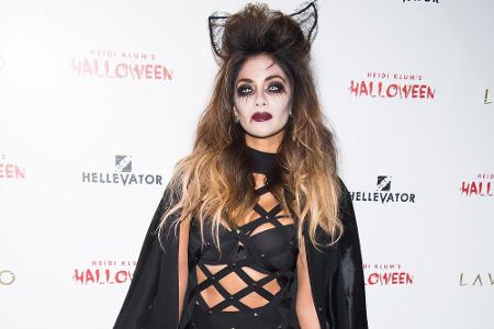 Nicole Scherzingers (37) Outfit war zwar recht unspezifisch, doch die Katzenohren, das wild gestylte Haar und das Make-up sa...