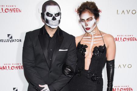 Sängerin und Schauspielerin Jennifer Lopez (46) und ihr Freund Casper Smart (28) kamen als Skelett und Totenkopf. Der Look w...