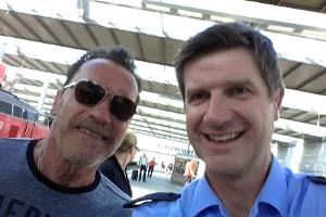 Arnold Schwarzenegger und Polizeihauptmeister Stefan Schmitt am Hauptbahnhof München