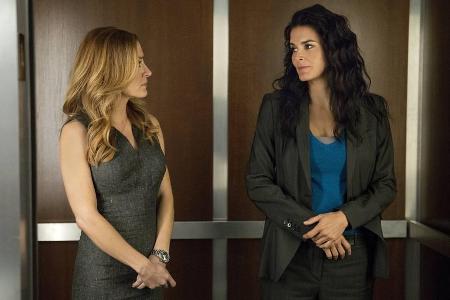 Dr. Maura Isles (Sasha Alexander, l.) und Det. Jane Rizzoli (Angie Harmon) ermitteln wieder