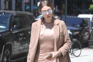 Auch Model Gigi Hadid setzt auf den stylischen Camel Coat