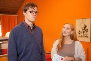 "Zwei verlorene Schafe": Rebecca (Andrea Sawatzki) versucht, den Pfarrer Thaddäus (Franz Hartwig) etwas aufzulockern