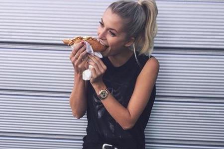 Sündigen erlaubt: Lena Gercke gönnt sich einen Hotdog