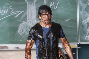 "Fack ju Göhte": Nur am ersten Tag gelingt es der 10b, ihren neuen Lehrer (Elyas M'Barek) in irgendwelche gemeinen Fallen ta...