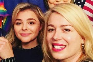 Chloë Grace Moretz (li.) und Amanda de Cadenet unterstützen Hillary Clinton