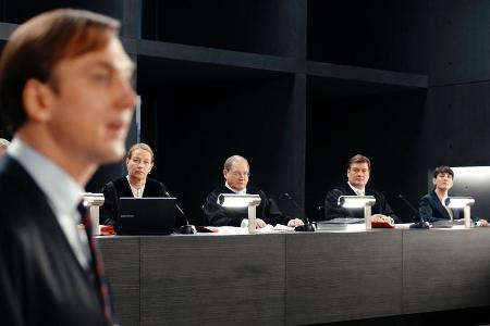 Burghart Klaußner (3.v.r.) als Richter in 