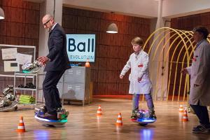 Jochen Schweizer probiert vor den Augen seiner Mit-Investoren den "eBall" aus