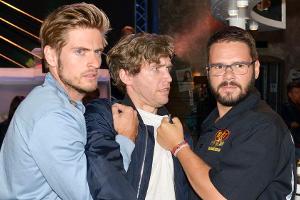 "GZSZ": Philip (l.) und Tuner schnappen sich einen jungen Mann, den sie für den Identitätsdieb halten