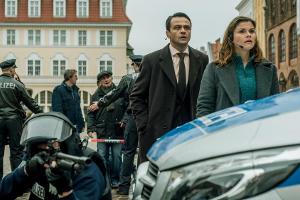 "Stralsund - Schutzlos": Nina Petersen (Katharina Wackernagel) und Polizeichef Gregor Meyer (Michael Rotschopf) verhandeln m...