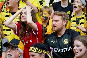 "Volltreffer": Eigentlich ärgste Fußballfeinde - der Vollblut-BVB-Fan Philipp (Axel Stein, M.r.) und die FC Bayern-Funktionä...