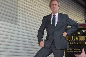 Der Brite Hugh Laurie posiert an seinem Stern auf dem Walk of Fame in L.A.