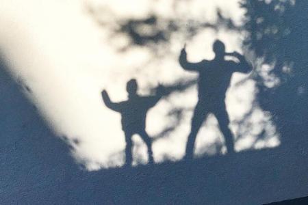 Wer könnte die kleine Gestalt neben Michael 