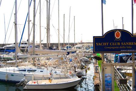 Zwischen Partyzone und Meer: der Yachthafen