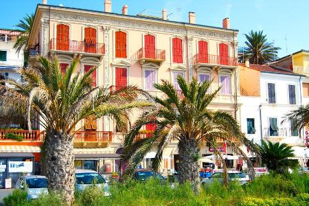 Eine prächtige alte Villa am Rand des Radwegs an der Küste