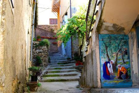 Eine von mehr als 140 bemalten Türen in Valloria