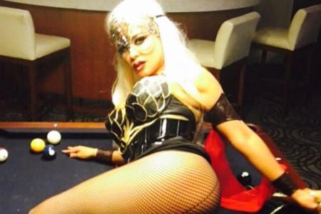 Ganz schön heiß! Carmen Electra posiert auf dem Billardtisch