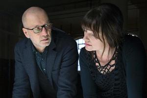 "Brandmal": Kommissar Jan Fabel (Peter Lohmeyer) und seine Kollegin Anna (Ina Paule Klink) suchen auf alten Negativen nach H...