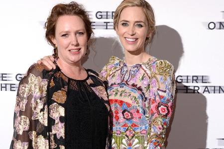 Paula Hawkins (links) mit Emily Blunt auf der Londoner Premiere von 