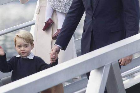 Winkt schon geübt wie ein ganz Großer: Prinz George