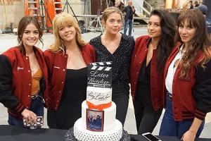 Die Schauspieler haben sich die Torte wirklich verdient