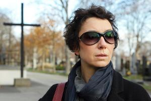 "Die Stille danach": Paula (Ursula Strauss) verfällt nach dem Amoklauf ihres Sohnes in eine Schockstarre