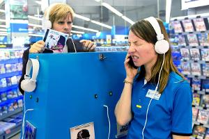 Mimi (Katharina Schüttler) wird von Nico (Steffen Groth) angebaggert