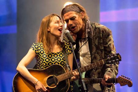 Mimi (Katharina Schüttler) und Johnny (Martin Feifel) rocken die Bühne