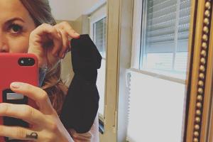 Charlotte Würdig zeigt ihrer Community den zum Putzlappen umfunktionierten Socken