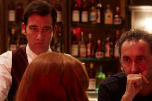 Clive Owen probiert sich für Campari als Barkeeper