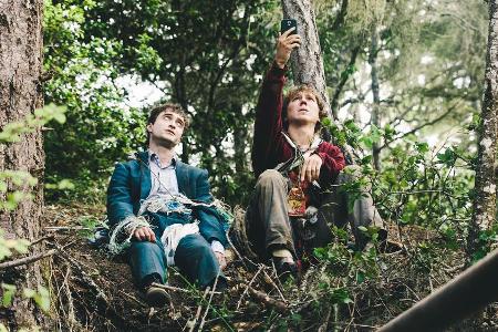 Hank (Paul Dano, r.) und sein ungewöhnlicher Freund, die Leiche Manny (Daniel Radcliffe)