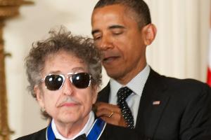 Gegen Preisverleihungen hat er ja nichts: 2012 ließ sich Bob Dylan von Barack Obama die "Freiheitsmedaille des Präsidenten" ...