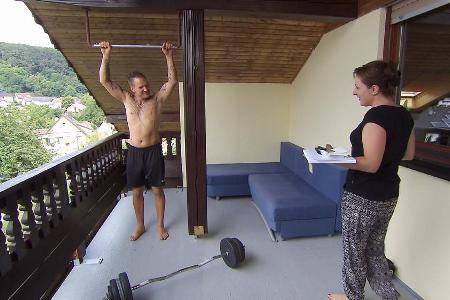 Läuft auch: Jörg überzeugt Vanessa mit Fitnessübungen