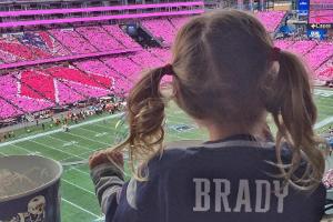 Tochter Vivian feuert ihren Papa Tom Brady an