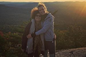 Happy Birthday: Model Karlie Kloss umarmt ihre Mutter