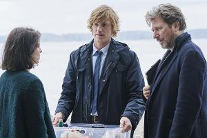 "Hattinger und der Nebel - Ein Chiemseekrimi": Alfons Hattinger (Michael Fitz, r.) und Karl Wildmann (Golo Euler) befragen d...