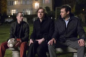 "Familienfest": Die Brüder Frederik (Barnaby Metschurat, l.), Max (Lars Eidinger, M.) und Gregor (Marc Hosemann, r.) treffen...