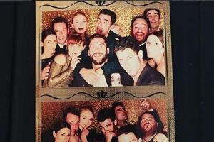 Bei der Hochzeit von "Matt & Margo" scheint es an "Tisch 5" ziemlich lustig gewesen zu sein - auch Joe Jonas und Sophie Turn...